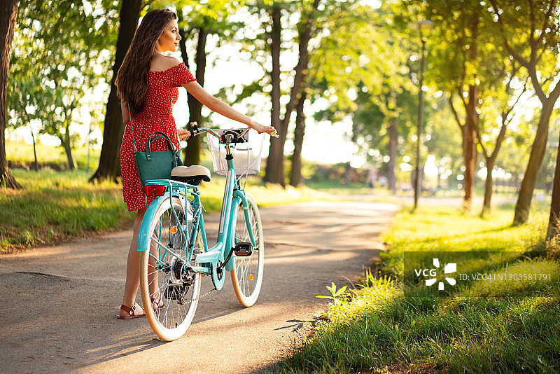 公园里带着自行车的女人图片素材