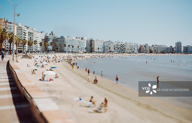 乌拉圭蒙得维的亚夏季天际线和波西托斯海滩景色图片素材