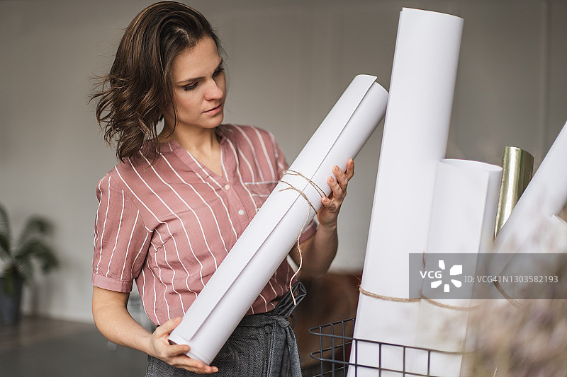 年轻女商人拿着蓝图，女建筑师展示新项目图片素材