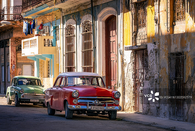 古巴哈瓦那老城区的经典老爷车图片素材