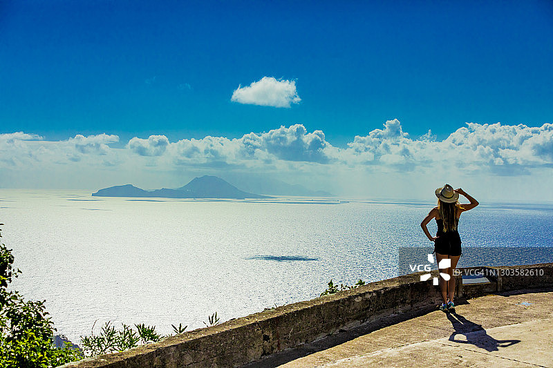 在荷属安的列斯群岛萨巴岛顶峰欣赏迷人景色的女人图片素材