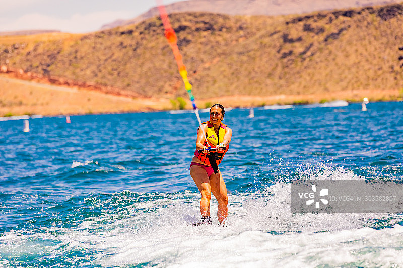 女人在犹他州桑迪霍洛水库滑水图片素材