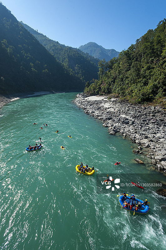 木筏和皮划艇漂流在尼泊尔西部卡纳利河上图片素材