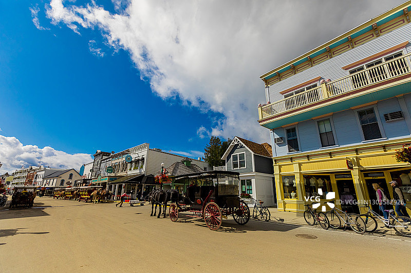 美国密歇根州麦基诺岛的马车和街道图片素材