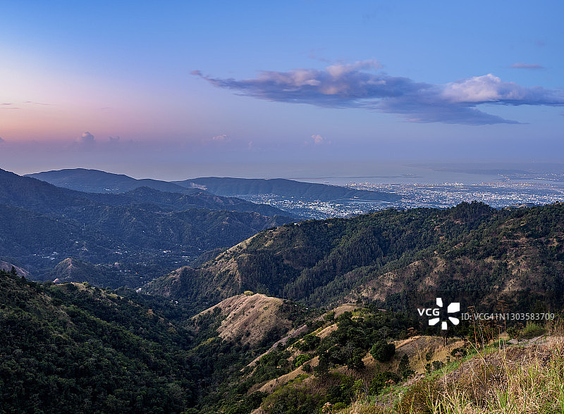 从蓝山观看金斯敦的黎明景色，牙买加圣安德鲁教区图片素材