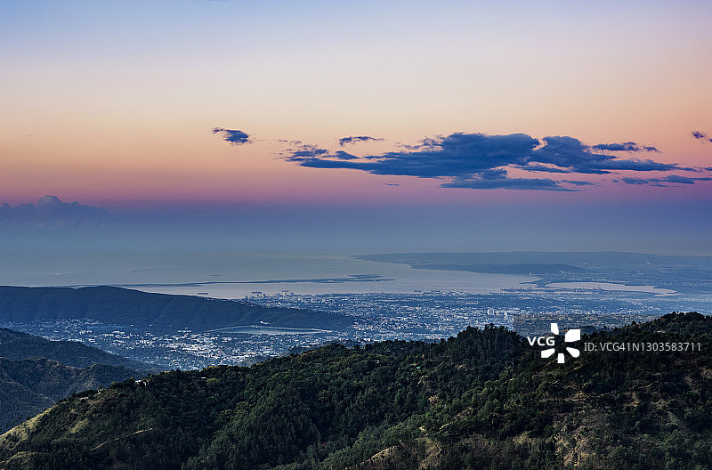 从蓝山观看金斯敦的黎明景色，牙买加圣安德鲁教区图片素材