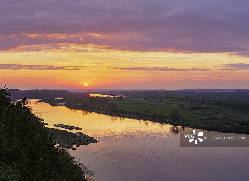 维斯瓦河和克罗维亚维斯帕自然保护区日落景色，位于波兰卢布林省梅奇米日图片素材