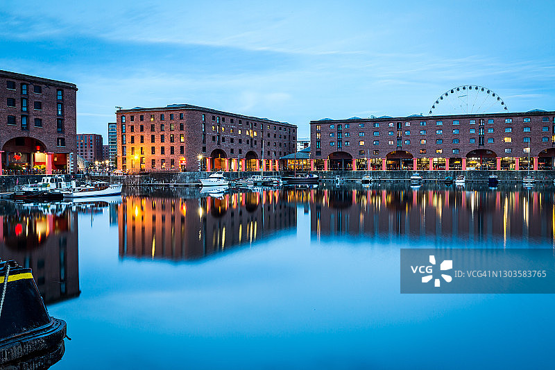 傍晚时分从阿尔伯特码头看到的利物浦之轮图片素材