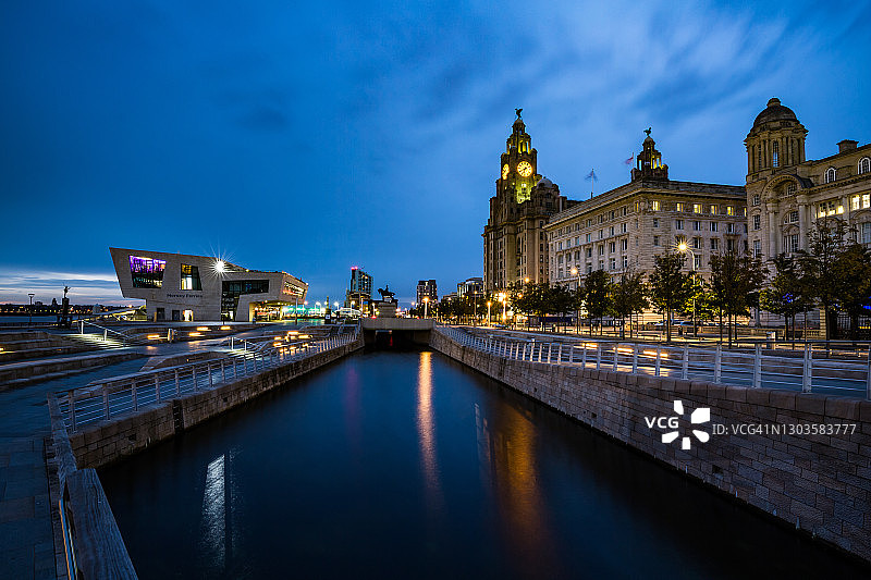 蓝色时刻默西河河滨的码头头部和利物浦皇家利物大厦，联合国教科文组织世界遗产，英国利物浦，默西塞德郡，欧洲图片素材