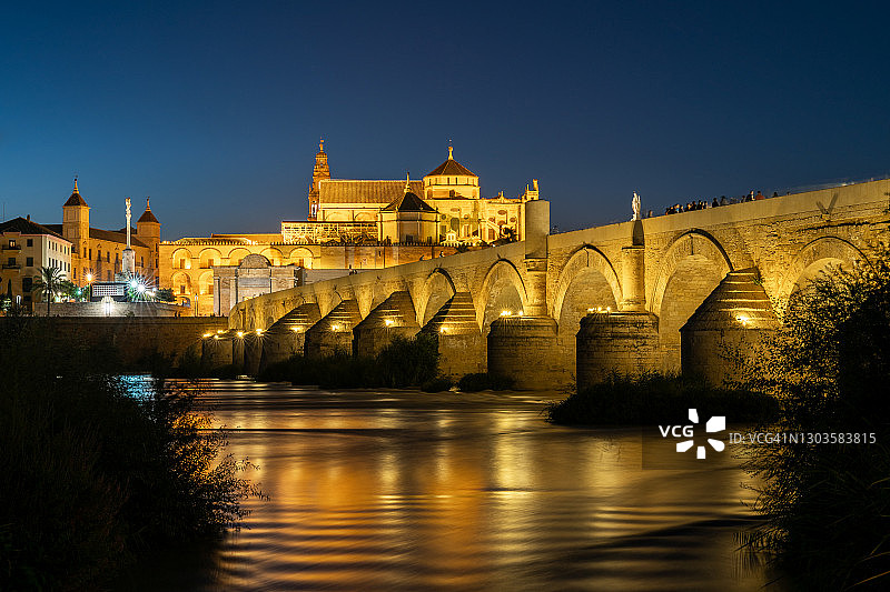 科尔多瓦罗马桥和大清真寺夜景图片素材