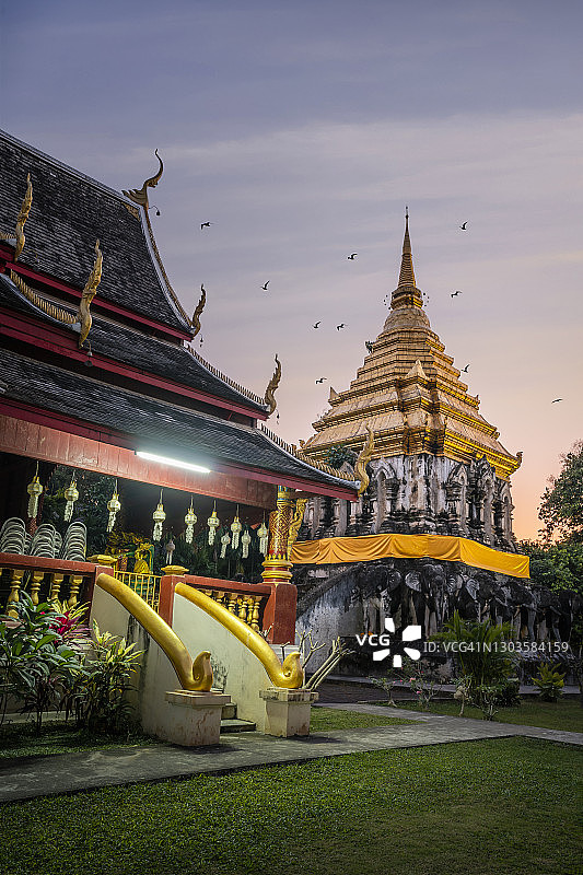 泰国清迈，清曼寺，清隆佛塔日落图片素材