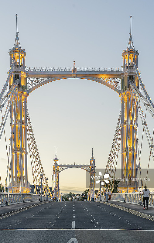 英国伦敦阿尔伯特桥夜景图片素材