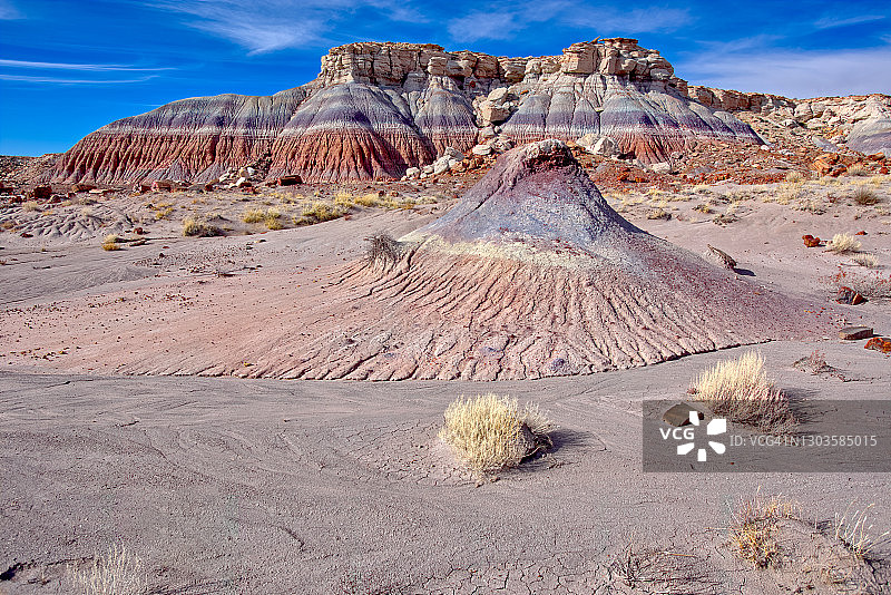 美国亚利桑那州石化林国家公园碧玉森林中的膨润土土堆和悬崖图片素材