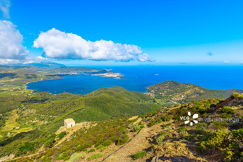 意大利厄尔巴岛费拉约港海湾全景，从沃尔泰拉约山顶拍摄，背景是圣莱昂纳多教堂图片素材