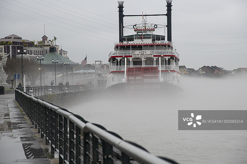 密西西比河雾中的明轮船，美国路易斯安那州新奥尔良图片素材