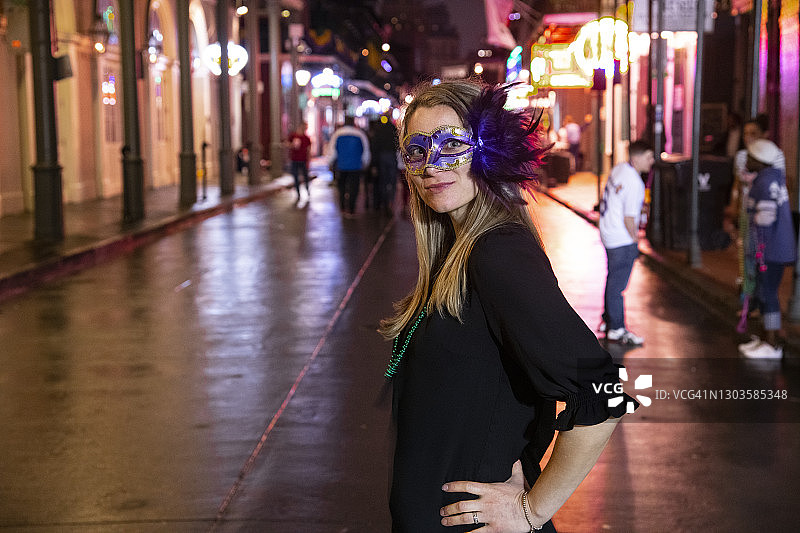 女人准备在新奥尔良法国区波旁街庆祝狂欢节图片素材