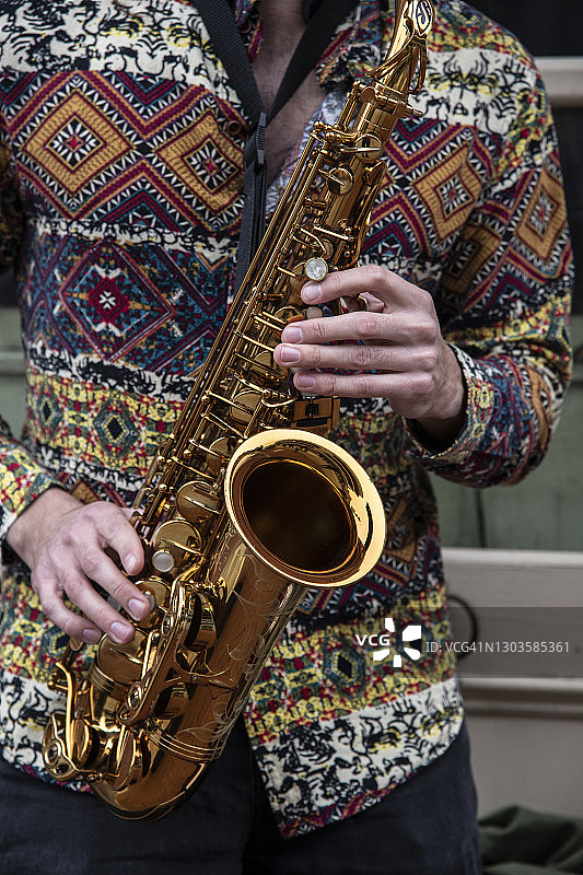 美国路易斯安那州新奥尔良法国区波旁街角的萨克斯演奏者图片素材