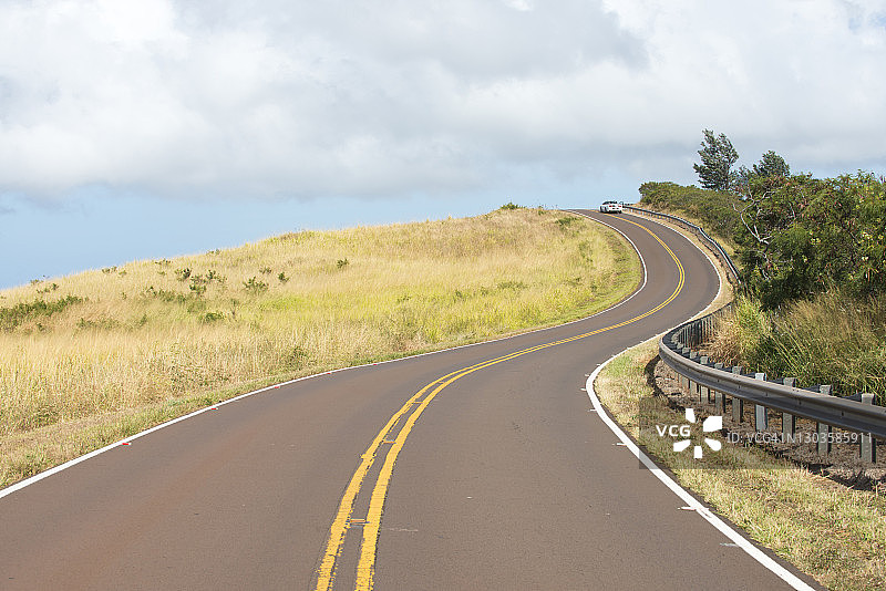 美国夏威夷考艾岛的蜿蜒道路图片素材