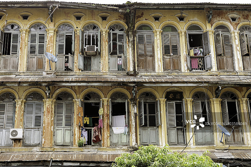 仰光唐人街的殖民时期公寓楼一、二层图片素材