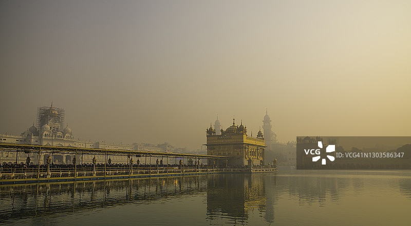印度阿姆利则旁遮普邦雾中日出金庙图片素材