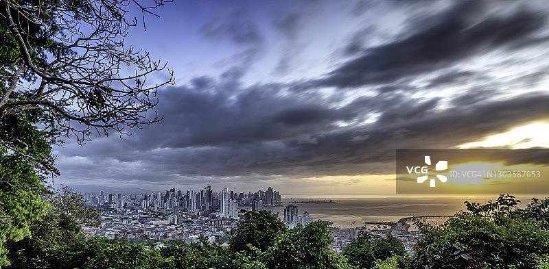 巴拿马安孔山自然保护区日出长曝光，巴拿马城图片素材