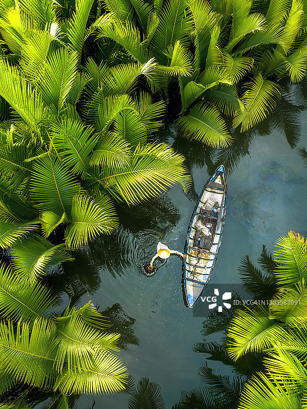 越南广义省水椰林中的渔夫图片素材