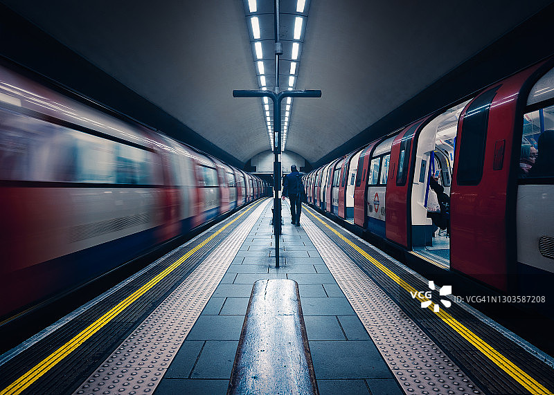 一辆静止的地铁和一辆行驶中的地铁，伦敦地铁站，克拉珀姆公共，克拉珀姆，伦敦，英国，欧洲图片素材