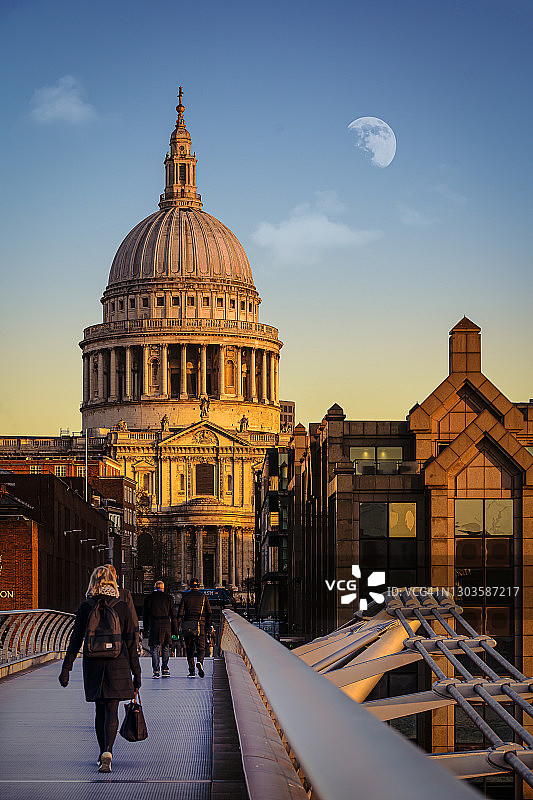 伦敦通勤者：圣保罗大教堂与千禧桥图片素材