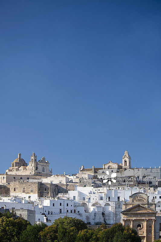意大利普利亚奥斯图尼的中世纪白色城市图片素材