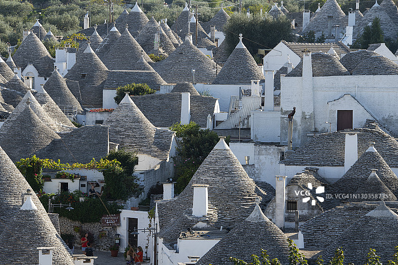 阿尔贝罗贝洛的锥形干石屋顶，联合国教科文组织世界遗产，意大利普利亚巴里省图片素材