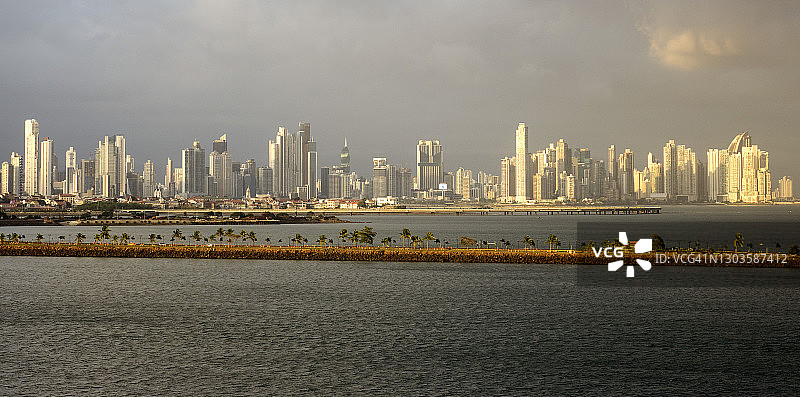 黄昏时分的巴拿马城天际线图片素材