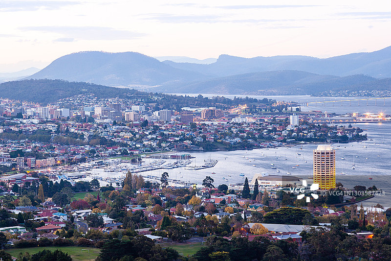 黄昏时的霍巴特，澳大利亚塔斯马尼亚州首府图片素材