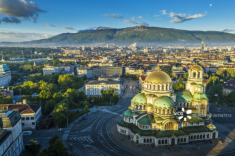无人机航拍：保加利亚索非亚亚历山大·涅夫斯基主教座堂图片素材