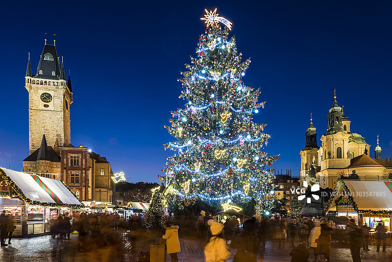 布拉格老城广场的圣诞市场、圣诞树和市政厅图片素材