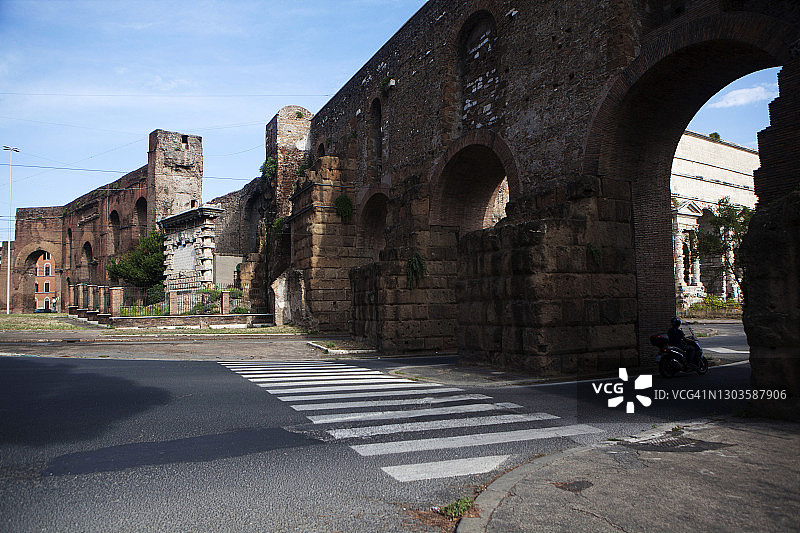 马焦雷门：三条主要输水道进入罗马，克劳迪亚输水道、马西奥输水道和特普拉输水道，罗马，拉齐奥，意大利，欧洲图片素材