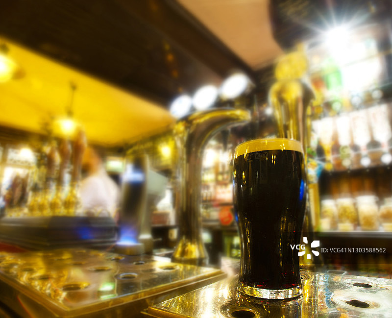 英国伦敦市酒吧里的一杯冰镇黑啤酒图片素材