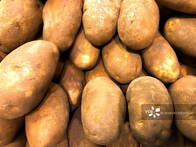 市场上新鲜的有机土豆图片素材