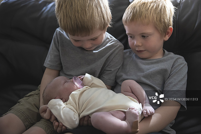 迎接新家庭成员图片素材