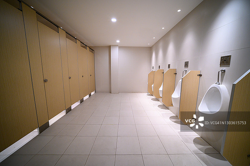 公共厕所内的小便处图片素材