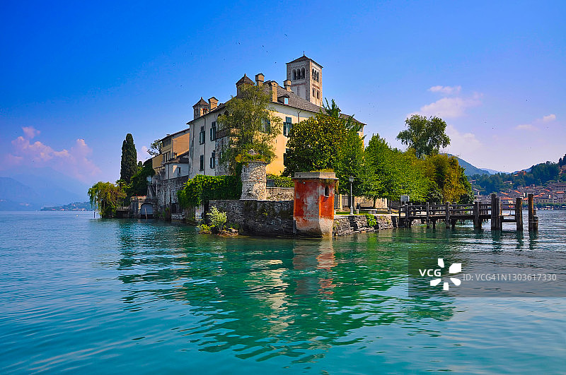 阳光明媚的奥尔塔湖圣朱利奥岛图片素材