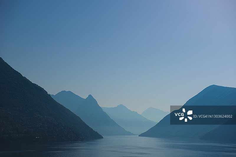 黄昏时分的卢加诺湖和山脉图片素材