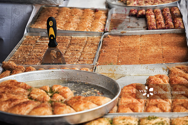 传统土耳其果仁蜜饼甜点。胡桃、开心果土耳其风味安泰普果仁蜜饼。土耳其美食果仁蜜饼,土耳其伊兹密尔文化之旅,2021年图片素材