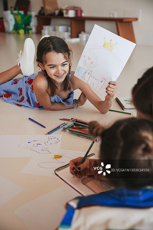 兄弟姐妹和朋友在家一起画画图片素材