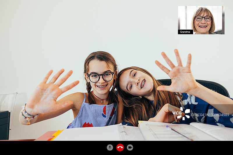 姐弟与奶奶视频通话图片素材