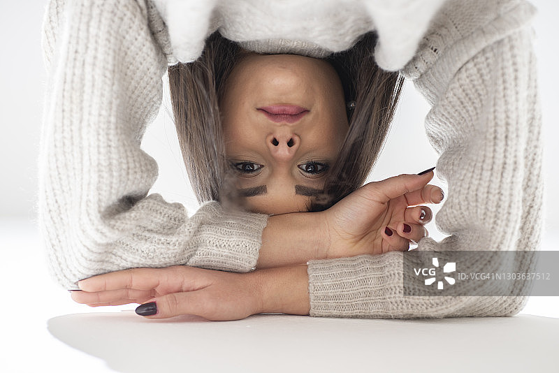 年轻女子倒挂图片素材
