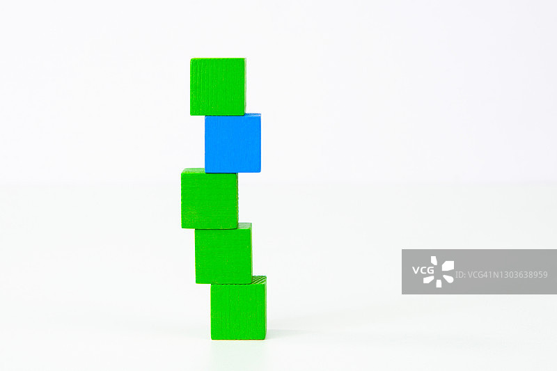 在人群中脱颖而出图片素材