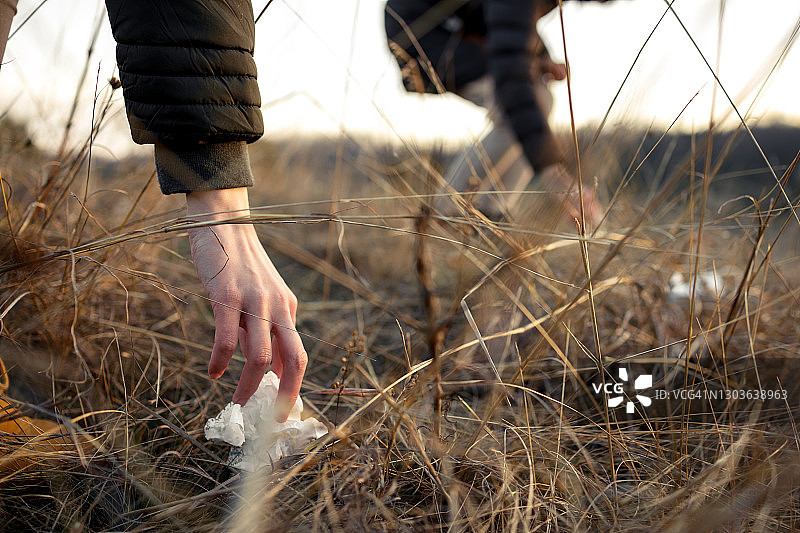 在自然环境中进行清理图片素材