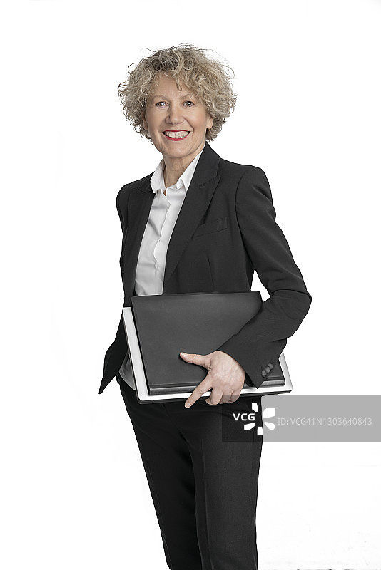 对着镜头微笑的年长商务女性，白色背景图片素材