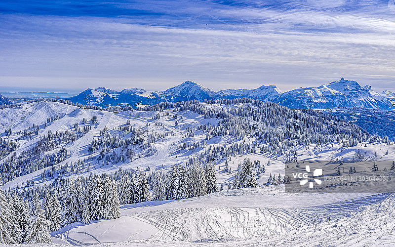 白雪覆盖的法国阿尔卑斯山全景图片素材