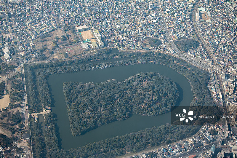 从飞机上看到的日本大阪府大山陵古坟的白天航拍图图片素材